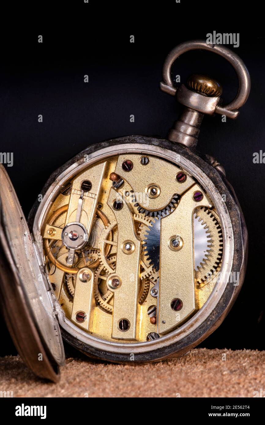 Mécanisme d'une ancienne montre à gousset Photo Stock - Alamy