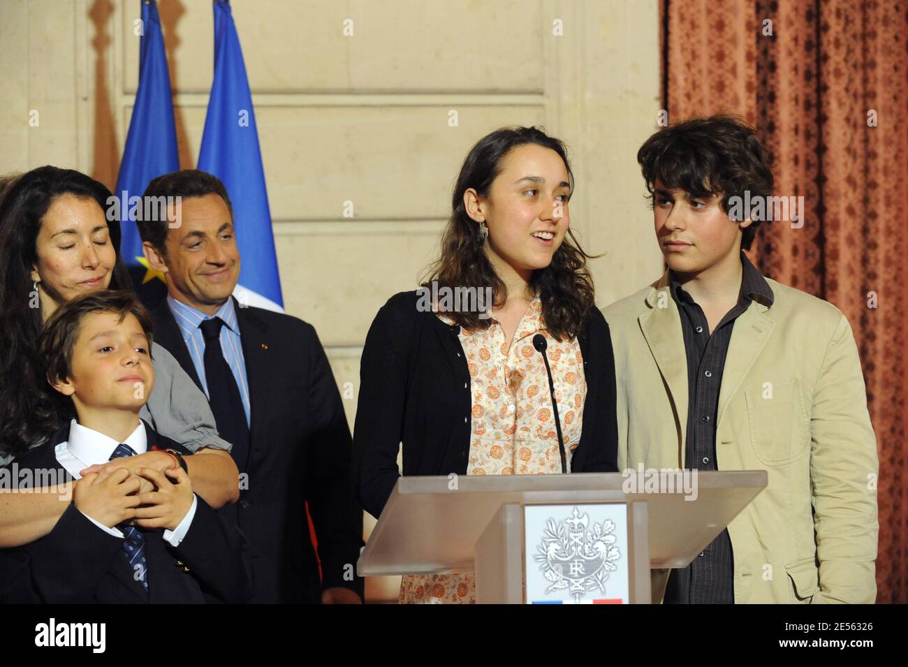 La sœur d'Ingrid Betancourt, Astrid Betancourt, son fils, le président français Nicolas Sarkozy, la fille d'Ingrid, Melanie Delloye, et le fils d'Ingrid, Lorenzo Delloye, réagissent lors d'une conférence de presse à l'Elysée, à Paris, en France, le 2 juillet 2008. Sarkozy dit que l'otage franco-colombien Ingrid Betancourt est en 'bonne santé' et que ses enfants vont la voir en Colombie. Photo par Ammar Abd Rabbo/ABACAPRESS.COM Banque D'Images