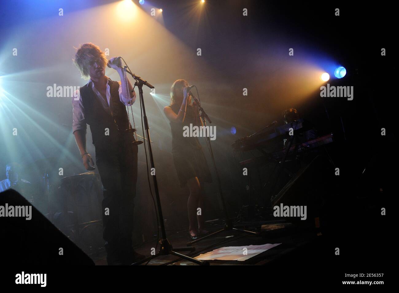 Le 2 juillet 2008, la chanteuse française Julien Dore se produit en concert au 'café de la danse' à Paris, en France. Photo de Mehdi Taamallah/ABACAPRESS.COM Banque D'Images