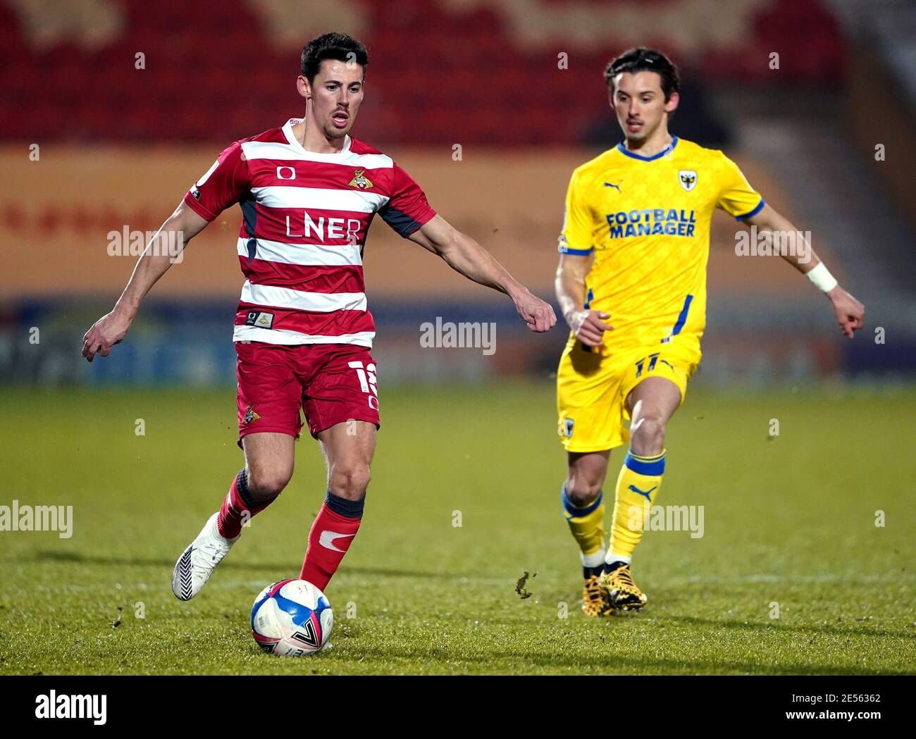 Ed Williams de Doncaster Rovers (à gauche) et Ethan Chislett de l'AFC Wimbledon se battent pour le ballon lors du match de la Sky Bet League One au Keepmoat Stadium, Doncaster. Date de la photo: Mardi 26 janvier 2021. Banque D'Images