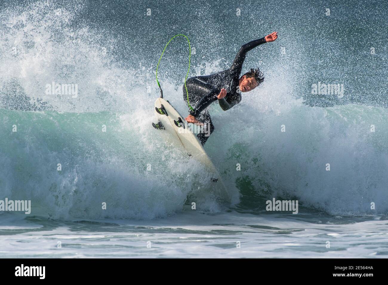 Surf à l'action spectaculaire dans Fistral Newquay en Cornouailles. Banque D'Images