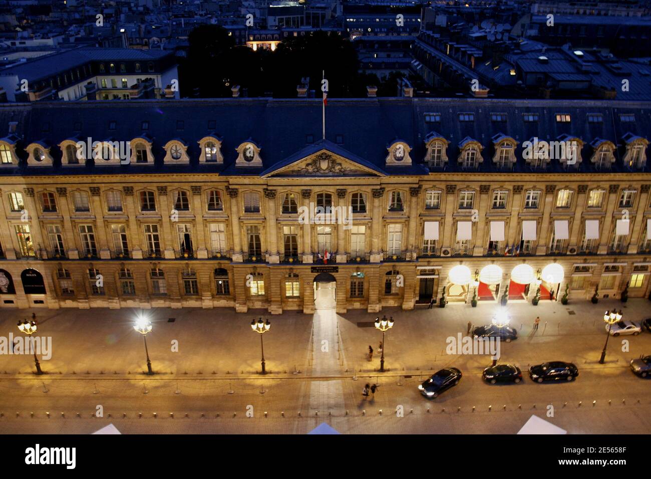 Photo du dossier : Ministerie de Justice et du Palais Ritz vu par la hauteur de la colonne Vendôme à Paris, France, le 4 juillet 2008. Un incendie a frappé le dernier étage de l'hôtel Ritz de Paris, le 19 janvier 2016, qui est actuellement en cours de rénovation. Le feu a éclaté vers 7h00 au dernier étage de l'hôtel cinq étoiles qui se trouve sur la place Vendome, l'une des places les plus prune de la ville. Selon les premiers rapports de BFM TV, l'incendie a éclaté au septième étage de l'hôtel avant de s'étendre rapidement au toit. Certains rapports disent que la plupart du toit a été détruit. Il Banque D'Images