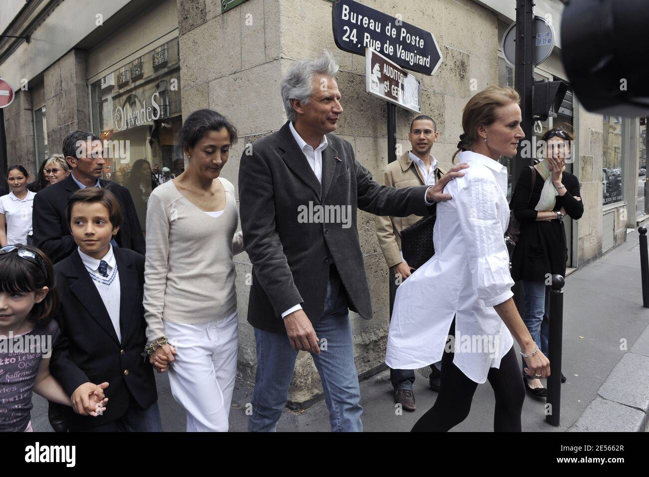 L'ex-otage colombien français Ingrid Betancourt et ses membres de famille avec l'ancien PM français Dominique de Villepin et la femme Marie-Laure sur leur route vers le restaurant Marco Polo à Paris, France, le 6 juillet 2008. Photo de Mousse/ABACAPRESS.COM Banque D'Images