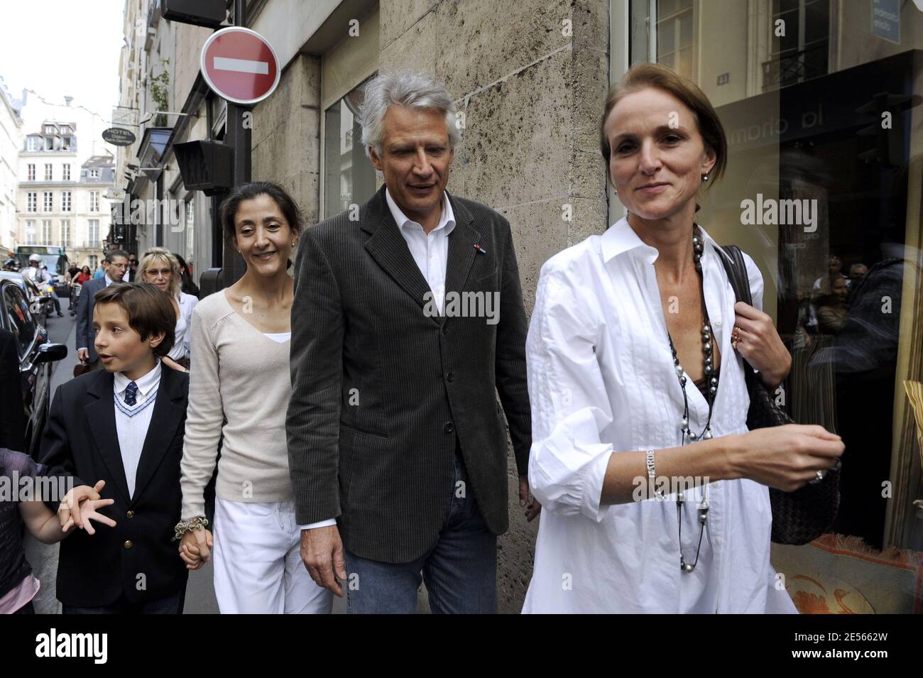 L'ex-otage colombien français Ingrid Betancourt et ses membres de famille avec l'ancien PM français Dominique de Villepin et la femme Marie-Laure sur leur route vers le restaurant Marco Polo à Paris, France, le 6 juillet 2008. Photo de Mousse/ABACAPRESS.COM Banque D'Images