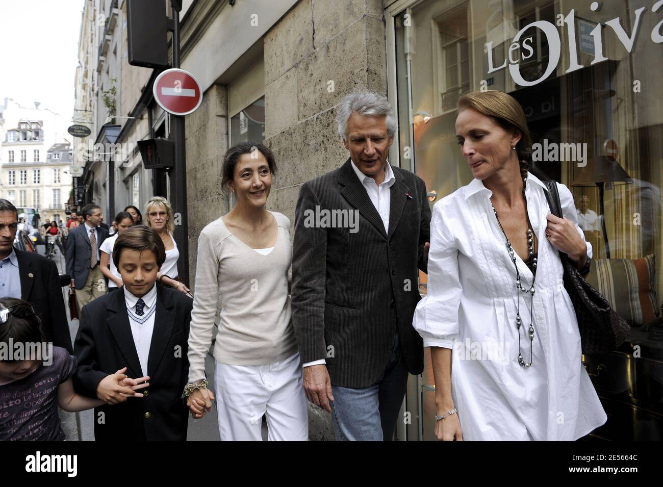 L'ex-otage colombien français Ingrid Betancourt et ses membres de famille avec l'ancien PM français Dominique de Villepin et la femme Marie-Laure sur leur route vers le restaurant Marco Polo à Paris, France, le 6 juillet 2008. Photo de Mousse/ABACAPRESS.COM Banque D'Images