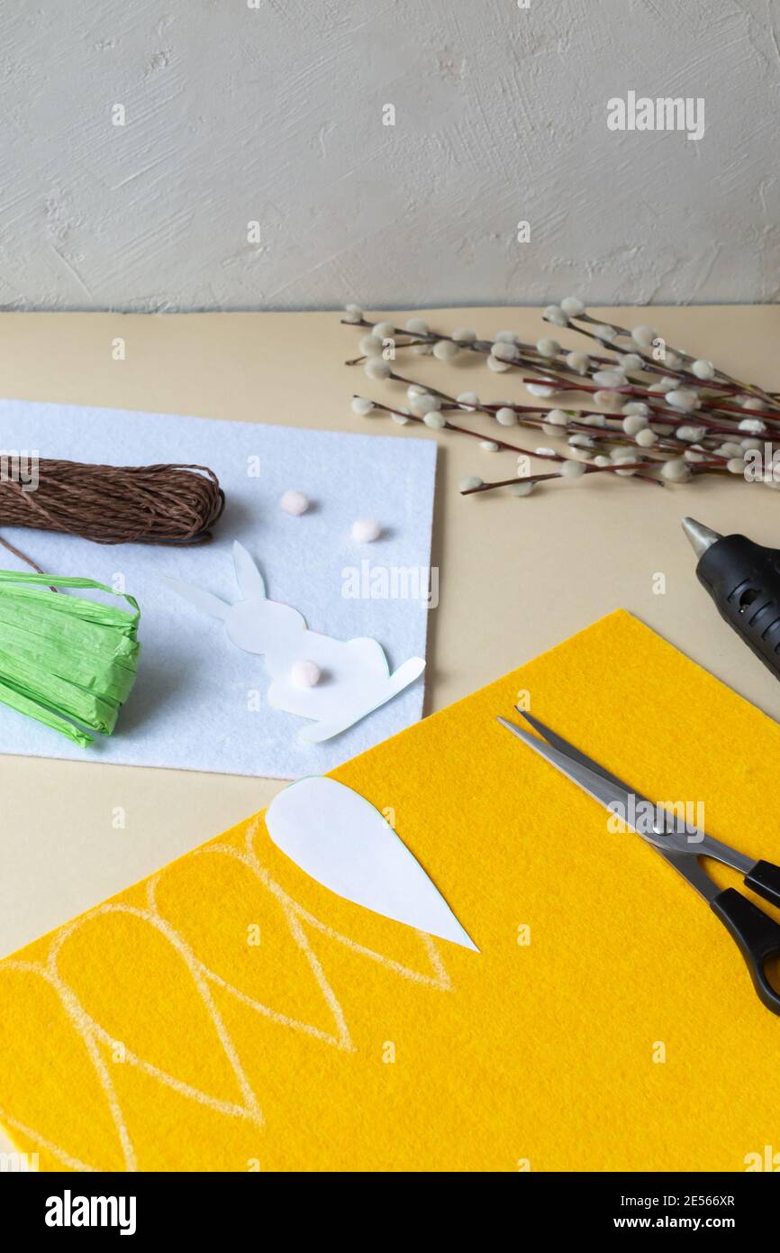 Comment faire une guirlande de Pâques de lapins et de carottes avec vos propres mains du feutre. Instructions étape par étape. Étape 4. Marque sur le feutre. Banque D'Images