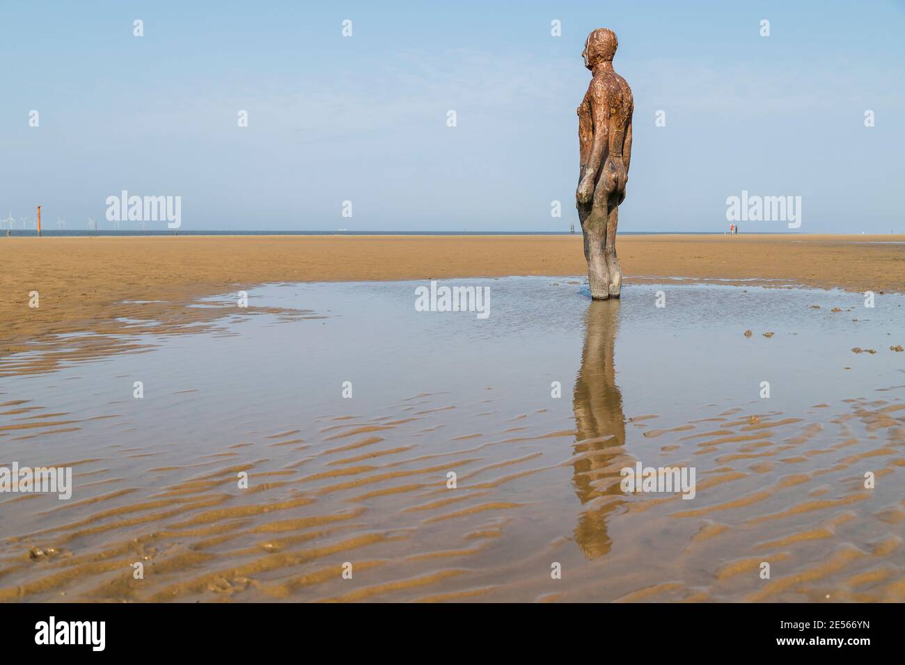 Une figure Iron Man sur la plage de Crosby près de Liverpool. Banque D'Images