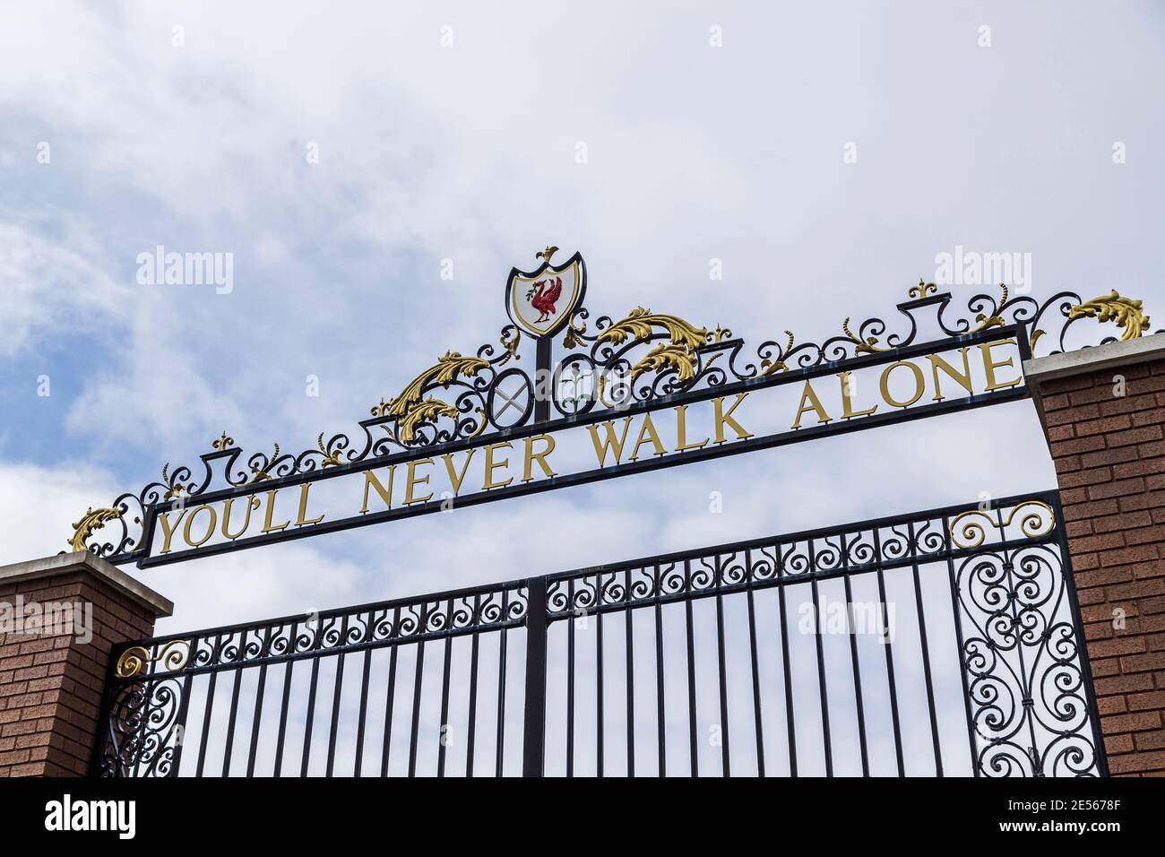 Regarder les Shankly Gates au Liverpool FC. Banque D'Images