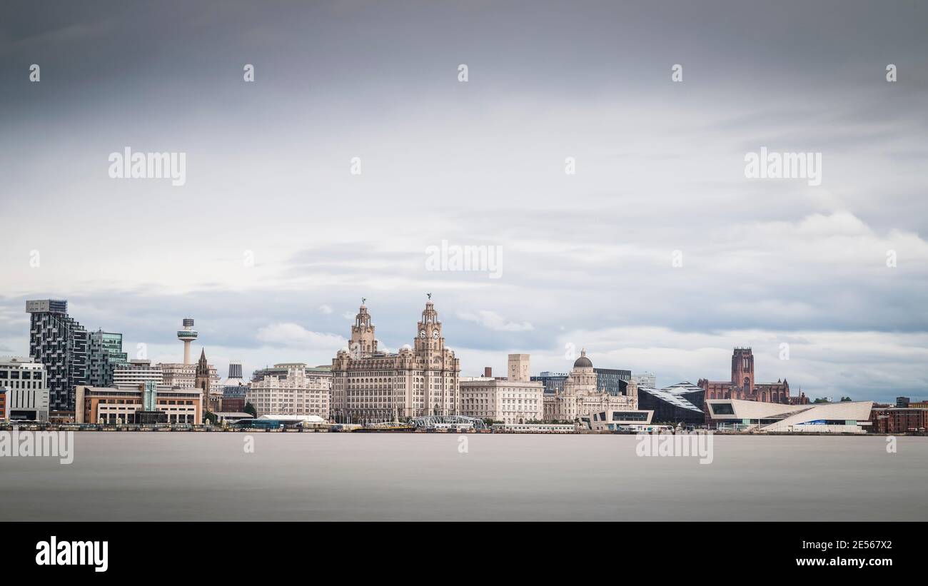 Longue exposition de l'emblématique front de mer de Liverpool. Banque D'Images