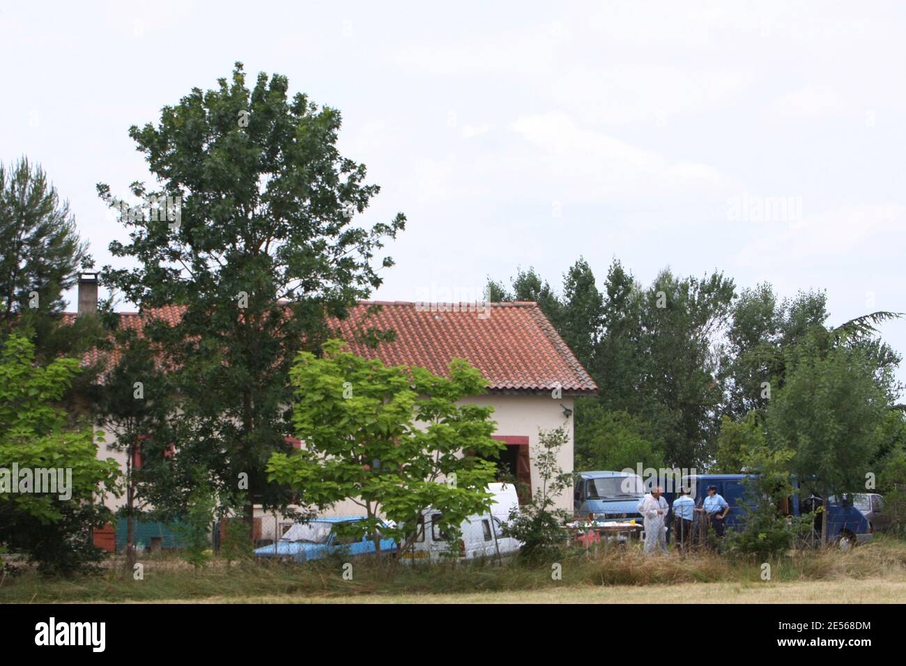 La police et les gendarmes travaillent dans le jardin d'une maison à la Magdelaine-sur-Tarn, près de Toulouse, le 11 juillet 2008. Les corps des frères de l'homme, âgés de 53 et 47 ans, et les fils, âgés de 25 et 26 ans, ont été retrouvés le 10 juillet dans cette maison. Photo par Alex/ABACAPRESS.COM Banque D'Images
