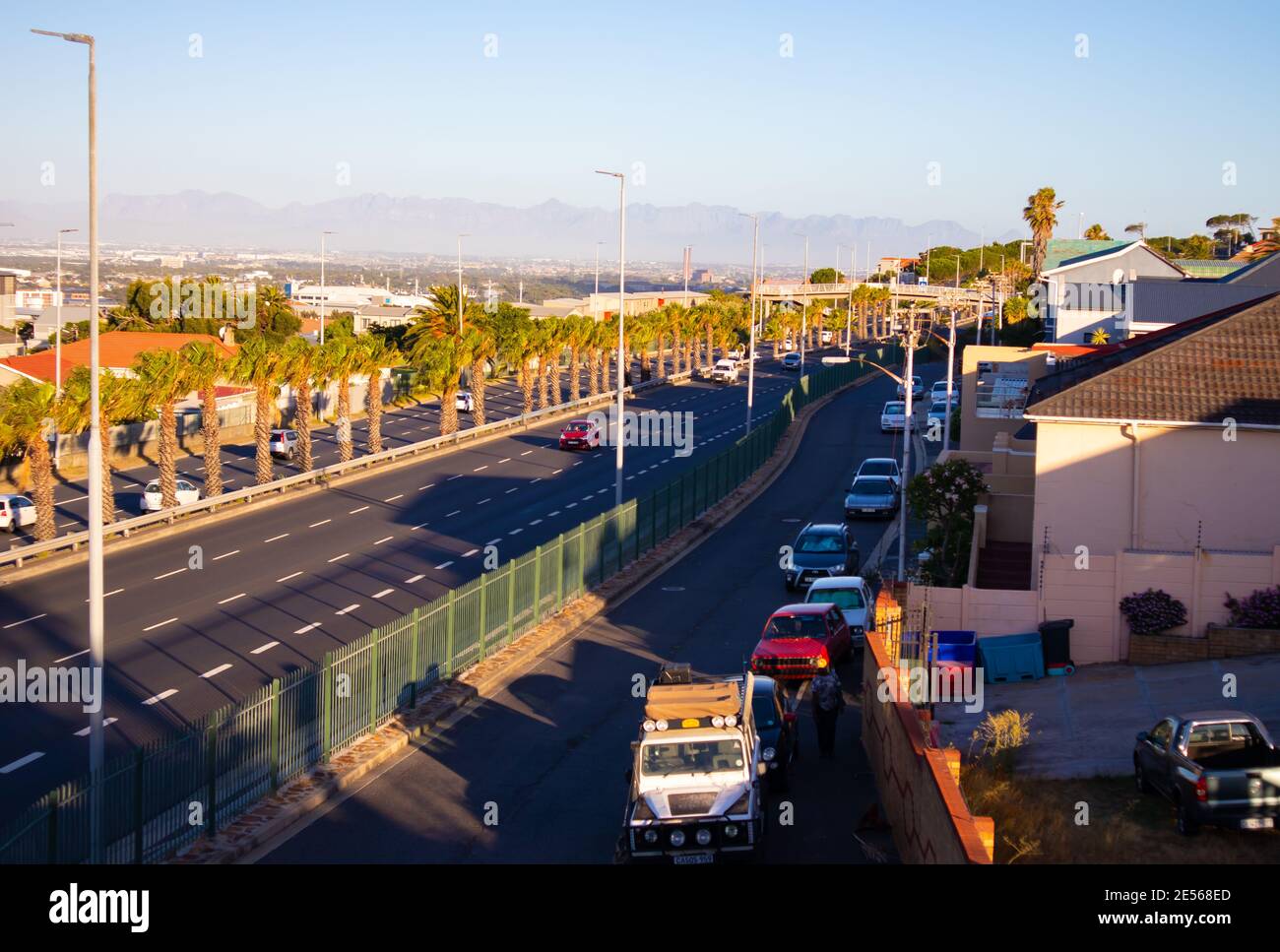 Boulevard Nelson Mandela - le Cap, Afrique du Sud - 25-01-2021 boulevard avec vue latérale en fin d'après-midi. Coucher de soleil sur le Cap. Banque D'Images