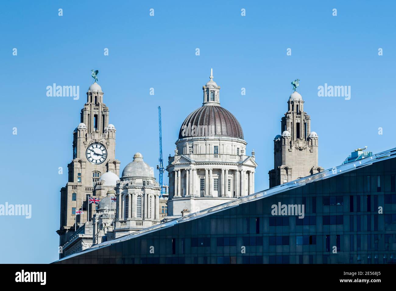 Les trois Grâces sur le célèbre front de mer de Liverpool ont été vus au-dessus d'un bâtiment moderne. Banque D'Images