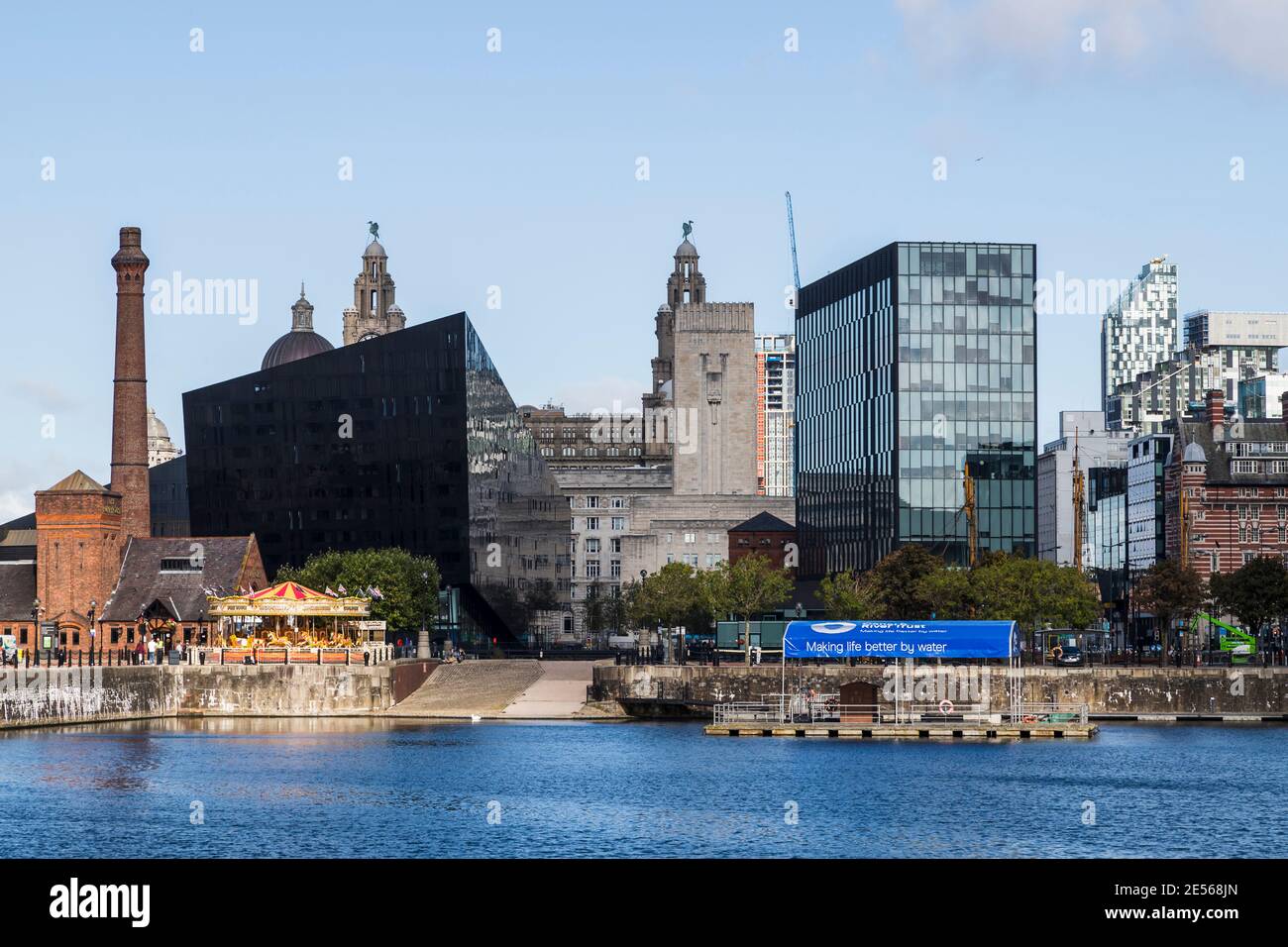 La lumière du soleil se reflète sur les bâtiments modernes du front de mer de Liverpool. Banque D'Images