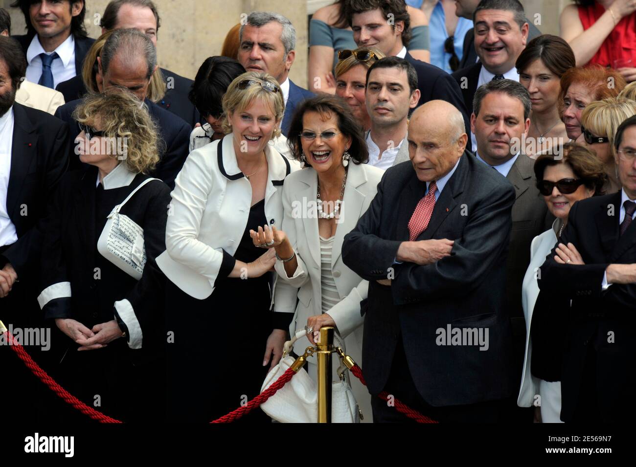Nadine Morano et Claudia Cardinale lors de la Garden Party à l'Elysée Palace à Paris, France, le 14 juillet 2008. Photo de Mehdi Taamallah/ABACAPRESS.COM Banque D'Images