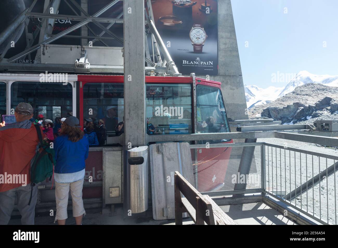 Le téléphérique qui va à Matterhorn Glacier Paradise est le plus haut du monde. Banque D'Images