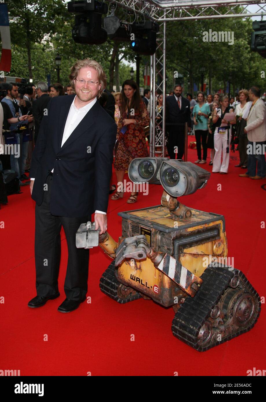 LE réalisateur AMÉRICAIN Andrew Stanton assiste à la première française du nouveau film d'animation des studios Pixar 'WALL E' qui s'est tenu au théâtre Marignan à Paris, en France, le 17 juillet 2008. Photo de Denis Guignebourg/ABACAPRESS.COM Banque D'Images