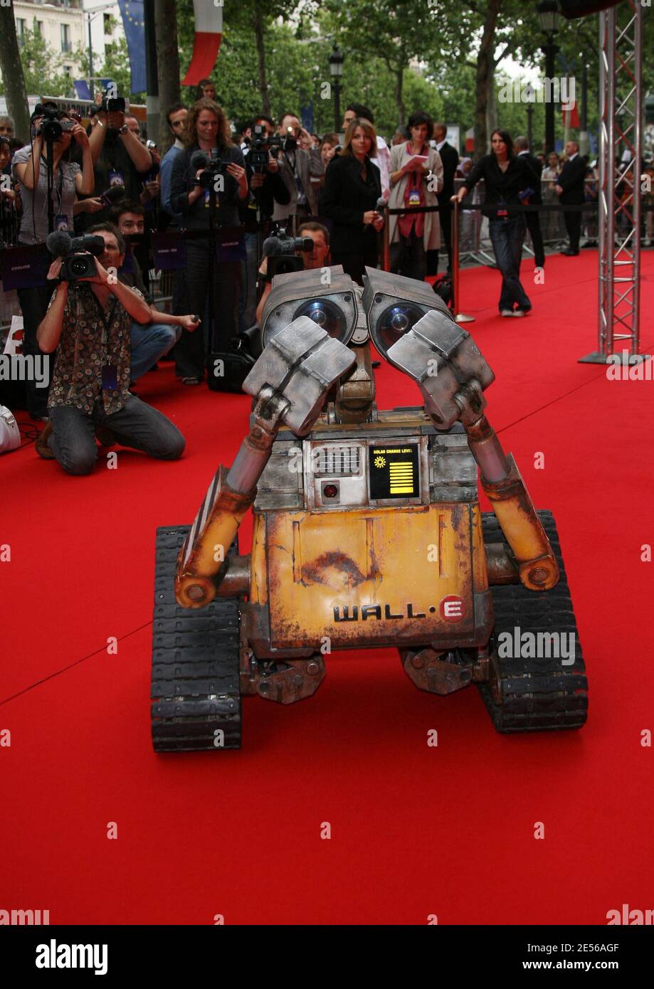 Ambiance lors de la première française du nouveau film d'animation de Pixar studios 'WALL E' qui s'est tenu au théâtre Marignan à Paris, France, le 17 juillet 2008. Photo de Denis Guignebourg/ABACAPRESS.COM Banque D'Images