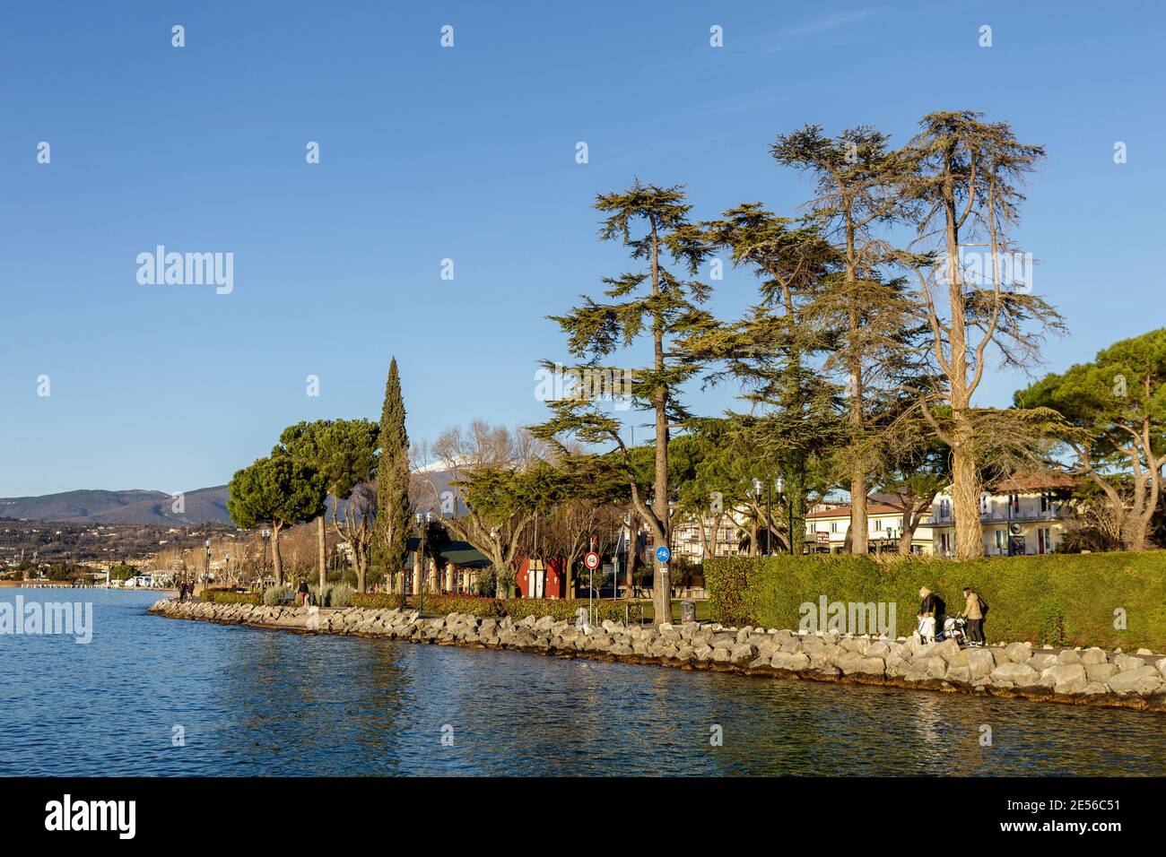 Vélo de Cisano et sentier piétonnier qui longe le lac de Garde à partir de la ville de Garda. Banque D'Images