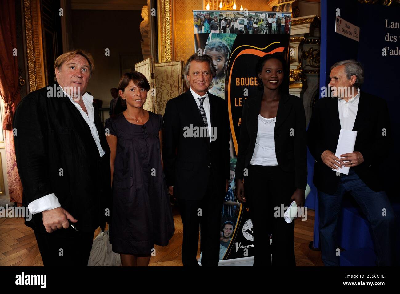 L'acteur Gerard Depardieu accompagné de Jean-Marie Colombani, Clemence  Fournier et Roger Zannier, rencontre le Ministre d'Etat, des Affaires  étrangères et européennes et des droits de l'Homme, Rama Yade, pour  soutenir le plan
