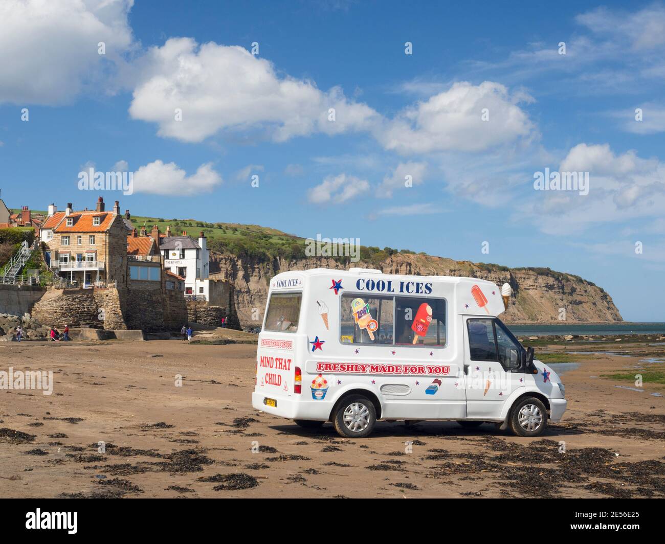 Une fourgonnette glacée sur la plage de Robin Hood's Bay, sur la côte du Yorkshire. Banque D'Images