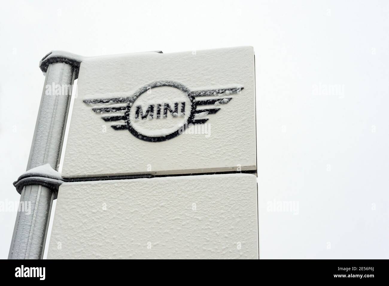 Le logo BMW Mini est couvert dans la neige annonçant la concession principale Et siège du constructeur automobile allemand en hiver isolé sur blanc Banque D'Images