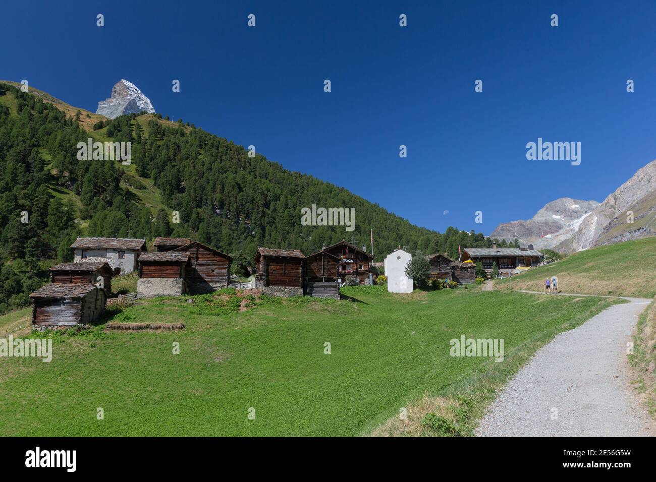 Un groupe de maisons traditionnelles en bois sombre constitue le village de Zmutt en dessous du Cervin. Banque D'Images