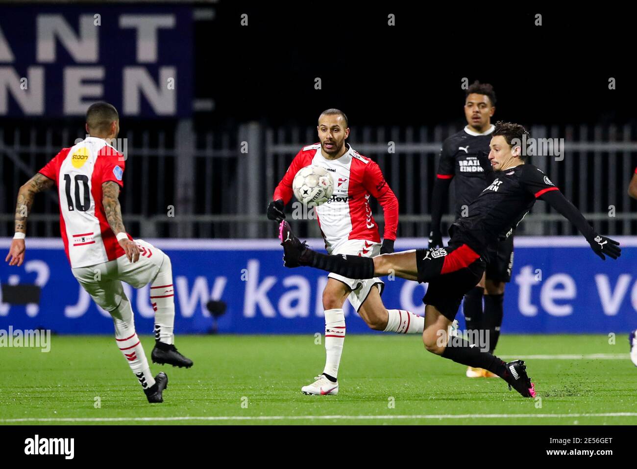 EMMEN, PAYS-BAS - JANVIER 26 : KEIM Frei du FC Emmen, Olivier Boscagli du PSV pendant le match néerlandais Eredivisie entre le FC Emmen et le PSV à de Oude Banque D'Images