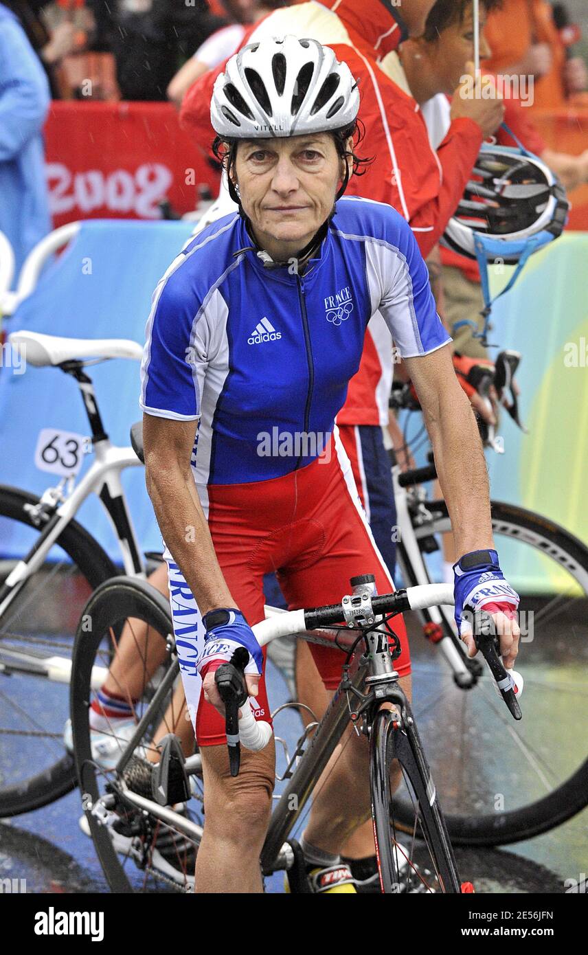 Jeannie Longo, cycliste de route de France, lors de l'événement de cyclisme  sur route féminin lors des Jeux Olympiques de Beijing en 2008, près de la  Grande Muraille à Juyongguan, à 78