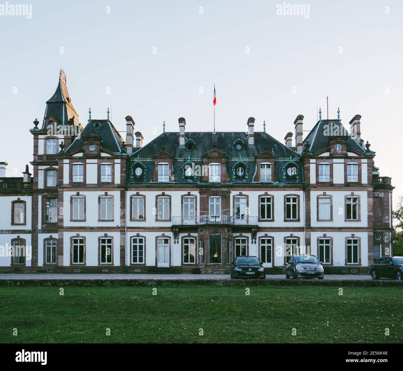 Strasbourg, France - 5 octobre 2018 : vue rapprochée du château de Pourtales transformé en centre de convection et hôtel dans la forêt emblématique de Robertsau Banque D'Images