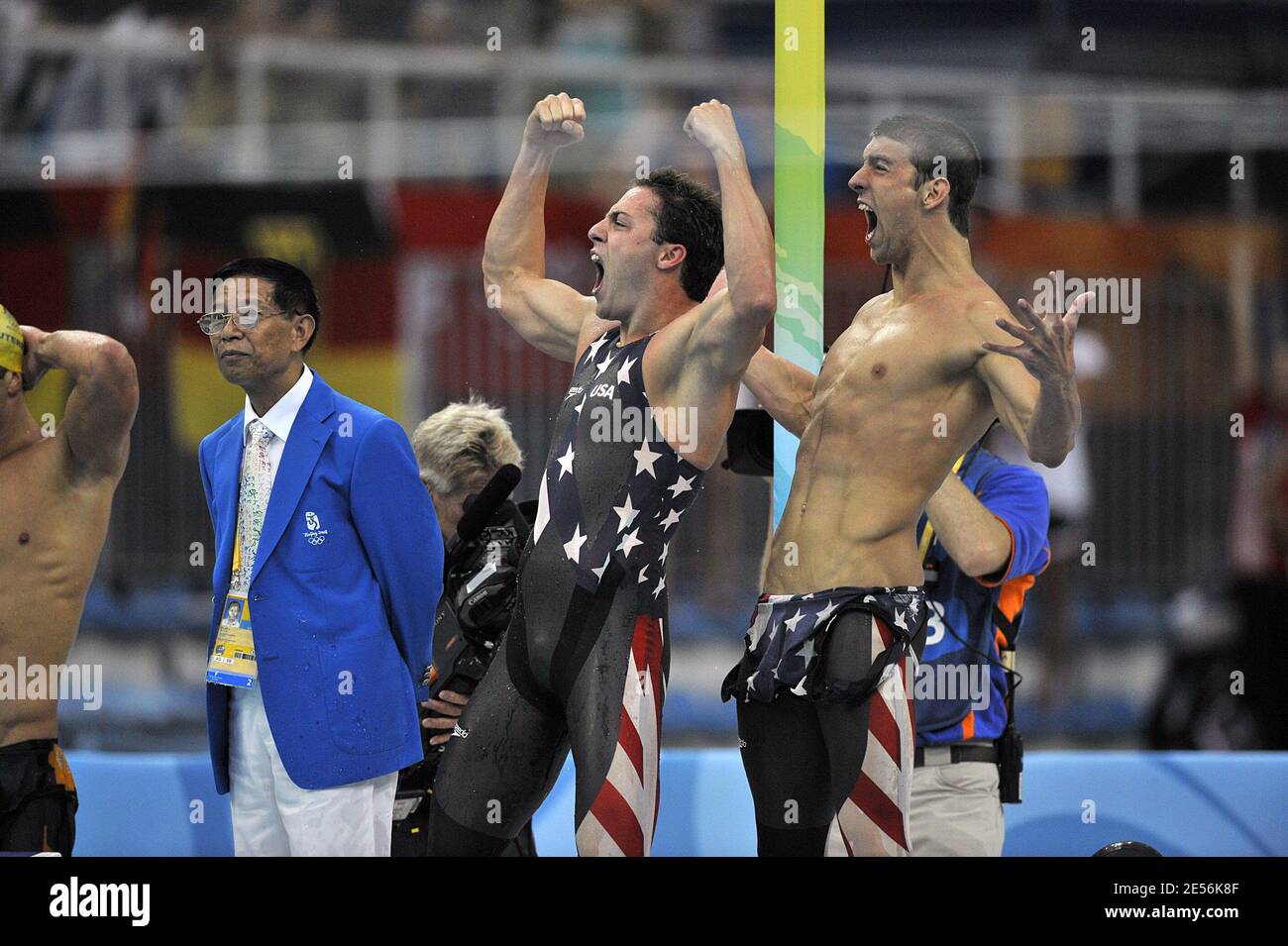 Garrett Weber-Gale, Jason Lezak, Michael Phelps et Cullen Jones des États-Unis célèbrent la finale du relais Freestyle 4 x 100 m masculin en première place et de gagner la médaille d'or du XXIX 3 e jour des Jeux Olympiques au centre aquatique national olympique de Beijing, Chine le 11 août 2008. Photo de Gouhier-Hahn-Nebinger/Cameleon/ABACAPRESS.COM Banque D'Images