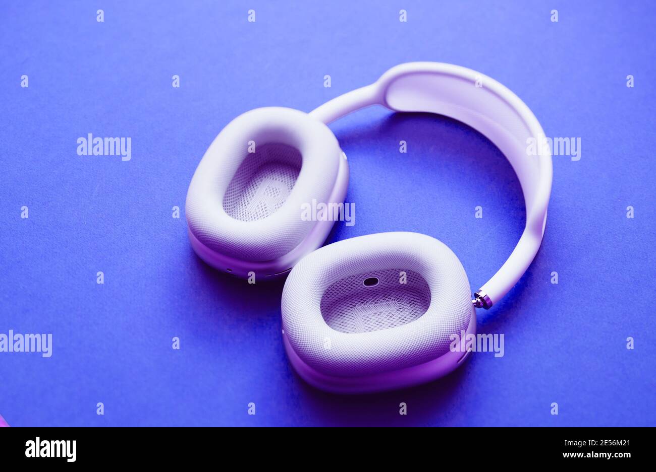 Paris, France - 7 janvier 2020 : vue du dessus du nouveau meilleur casque circum-aural AirPods Max d'Apple Computers à l'intérieur de Smart case avec égaliseur adaptatif, annulation active du bruit, puces h1 en mode transparent et Siri Banque D'Images