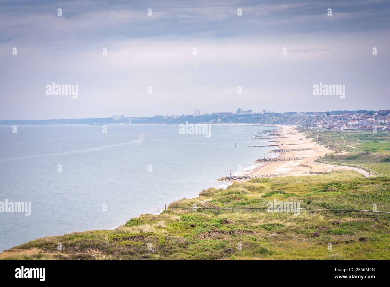 Vue du sommet de Warren Hill à Hengistbury Head le long de la rive à Southbourne et Boscombe Beach, Dorset, Angleterre, Royaume-Uni Banque D'Images