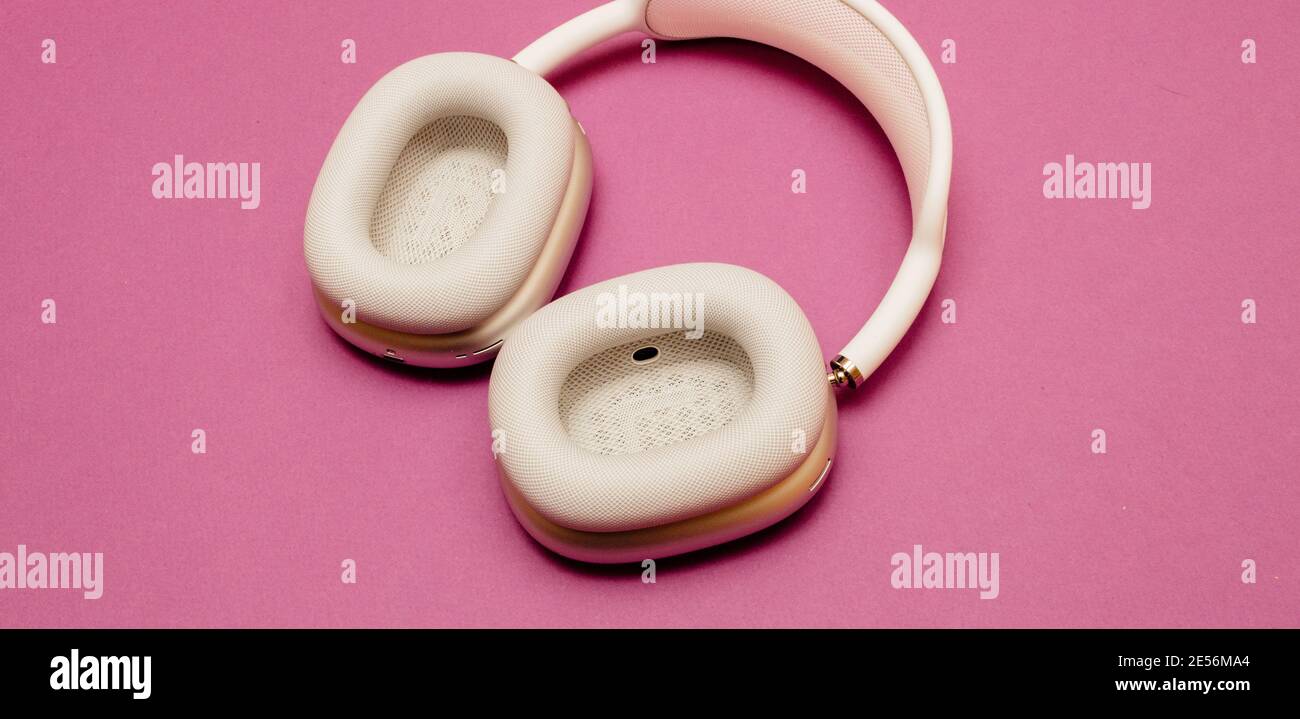 Paris, France - 7 janvier 2020 : nouveau casque circum-aural AirPods Max d'Apple Computers à l'intérieur d'une Smart case avec égaliseur adaptatif, annulation active du bruit, puces h1 en mode transparent et Siri Banque D'Images