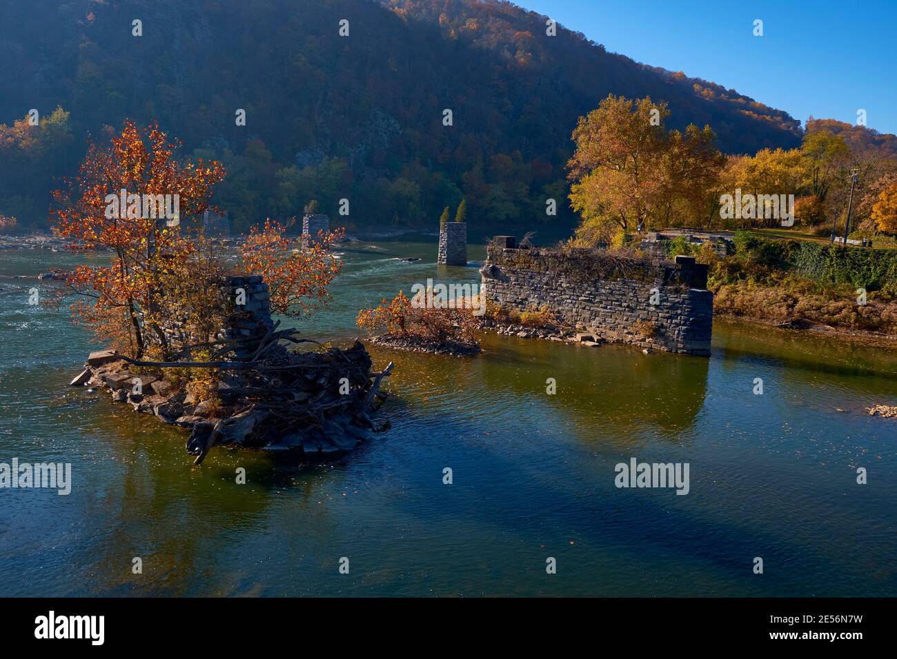 Vue d'automne de quelques-unes des vieilles fondations pylônes du pont de Bollman en pierre. À Harpers Ferry, Virginie-Occidentale. Banque D'Images