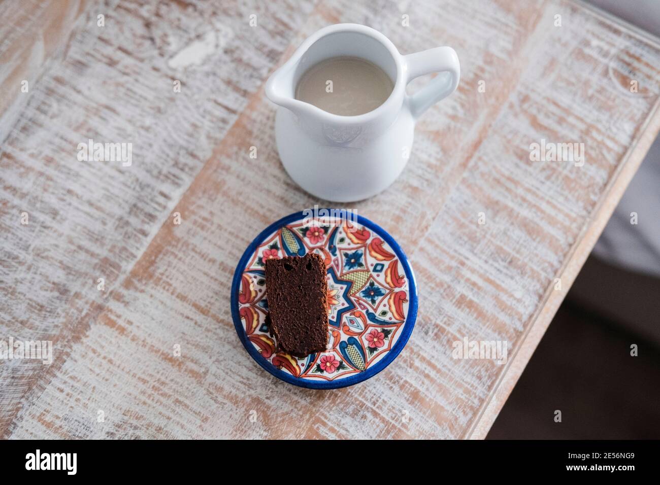 Une tranche de brownies au chocolat fraîchement préparées avec du lait d'avoine. Banque D'Images