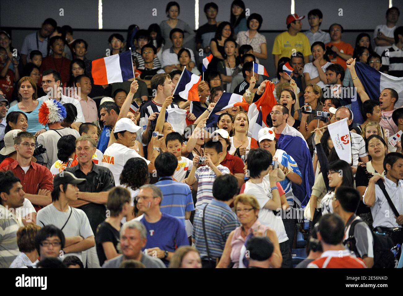 Les fans de France pendant l'équipe masculine Epee finale de la médaille de la France contre la Pologne partie pendant la journée des Jeux Olympiques de Beijing 7 au Fescrime Hall of National Convention Center à Beijing, Chine, le 15 août 2008. L'équipe de France a gagné 45-29. Photo de Willis Parker/Cameleon/ABACAPRESS.COM Banque D'Images