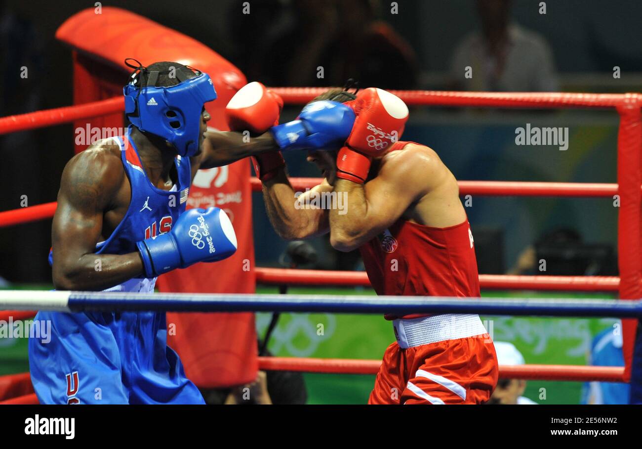 Le faneur de Deontay des États-Unis (bleu) contre Abdelaziz Touilbini d'Algerie (rouge) pendant leur catégorie de combat lourd 91 kg dans le gymnase des travailleurs de Pékin pour les Jeux Olympiques de Beijing 2008 le 13 août 2008. Photo de JM Psaila/ABACAPRESS.COM Banque D'Images