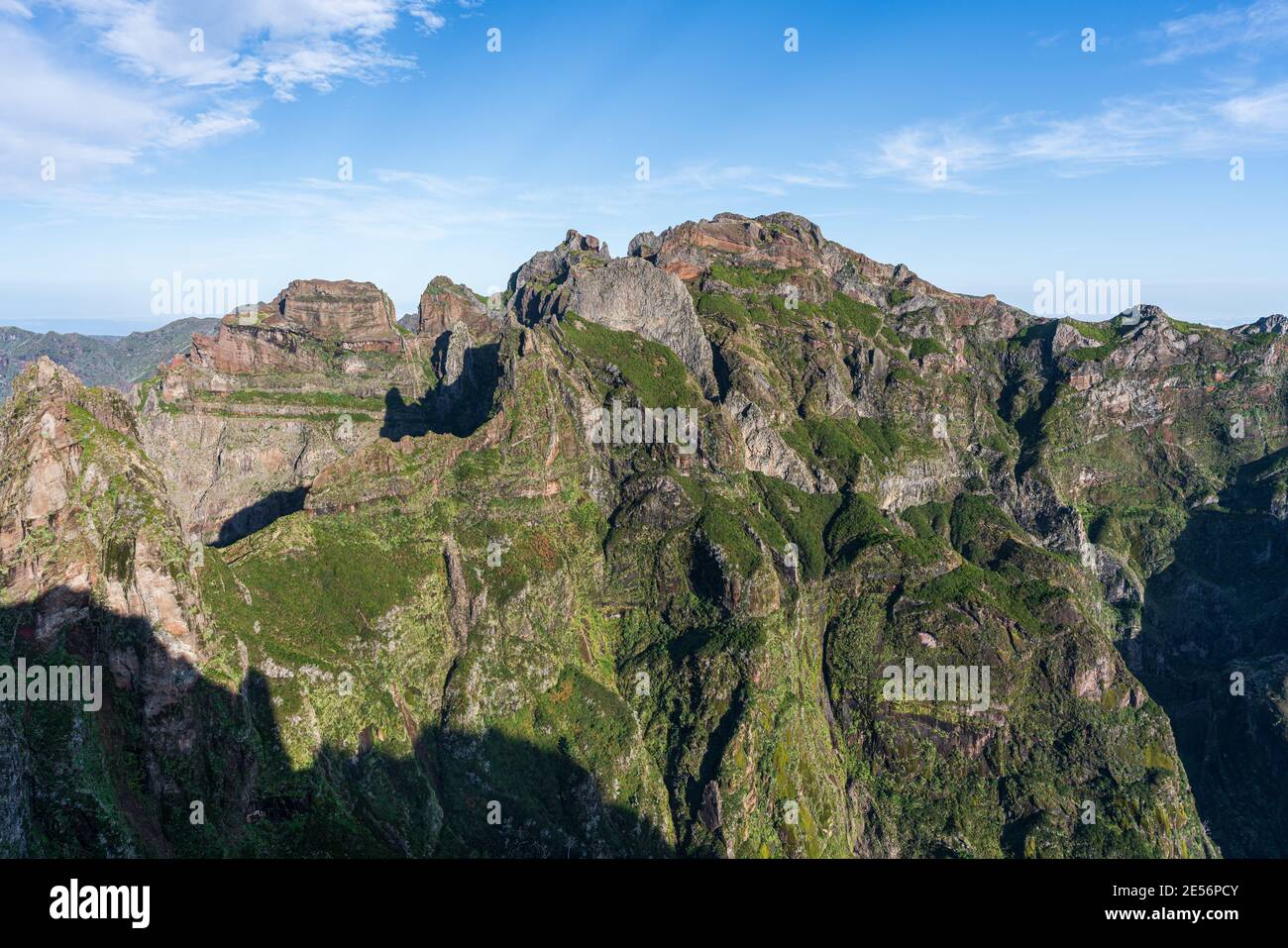 Magnifique paysage de montagne près du pic de montagne Pico do Arierio Sur l'île de Madère Banque D'Images