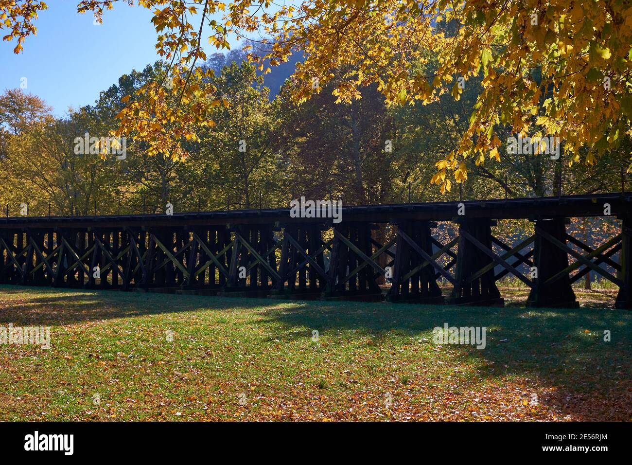 La piste de chemin de fer en bois surélevée pour l'ancienne route Winchester & Potomac, maintenant CSX. En automne, à Harpers Ferry, Virginie-Occidentale. Banque D'Images