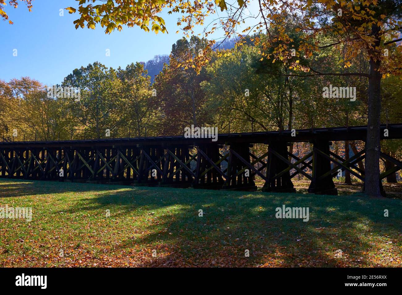 La piste de chemin de fer en bois surélevée pour l'ancienne route Winchester & Potomac, maintenant CSX. En automne, à Harpers Ferry, Virginie-Occidentale. Banque D'Images
