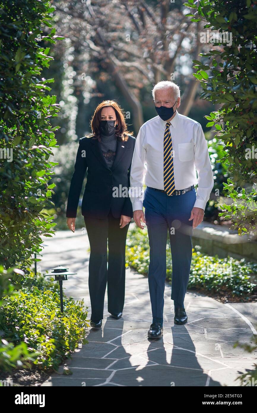 Le président américain Joe Biden marche avec le vice-président Kamala Harris, à travers le domaine de la Maison Blanche après leur premier déjeuner hebdomadaire le 22 janvier 2021 à Washington, D.C. Banque D'Images