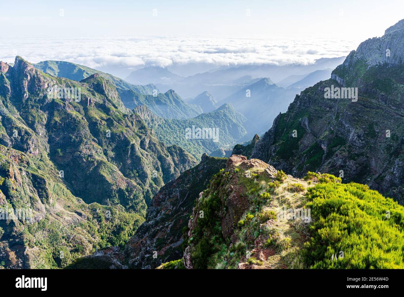 Magnifique paysage de montagne près du pic de montagne Pico do Arierio Sur l'île de Madère Banque D'Images