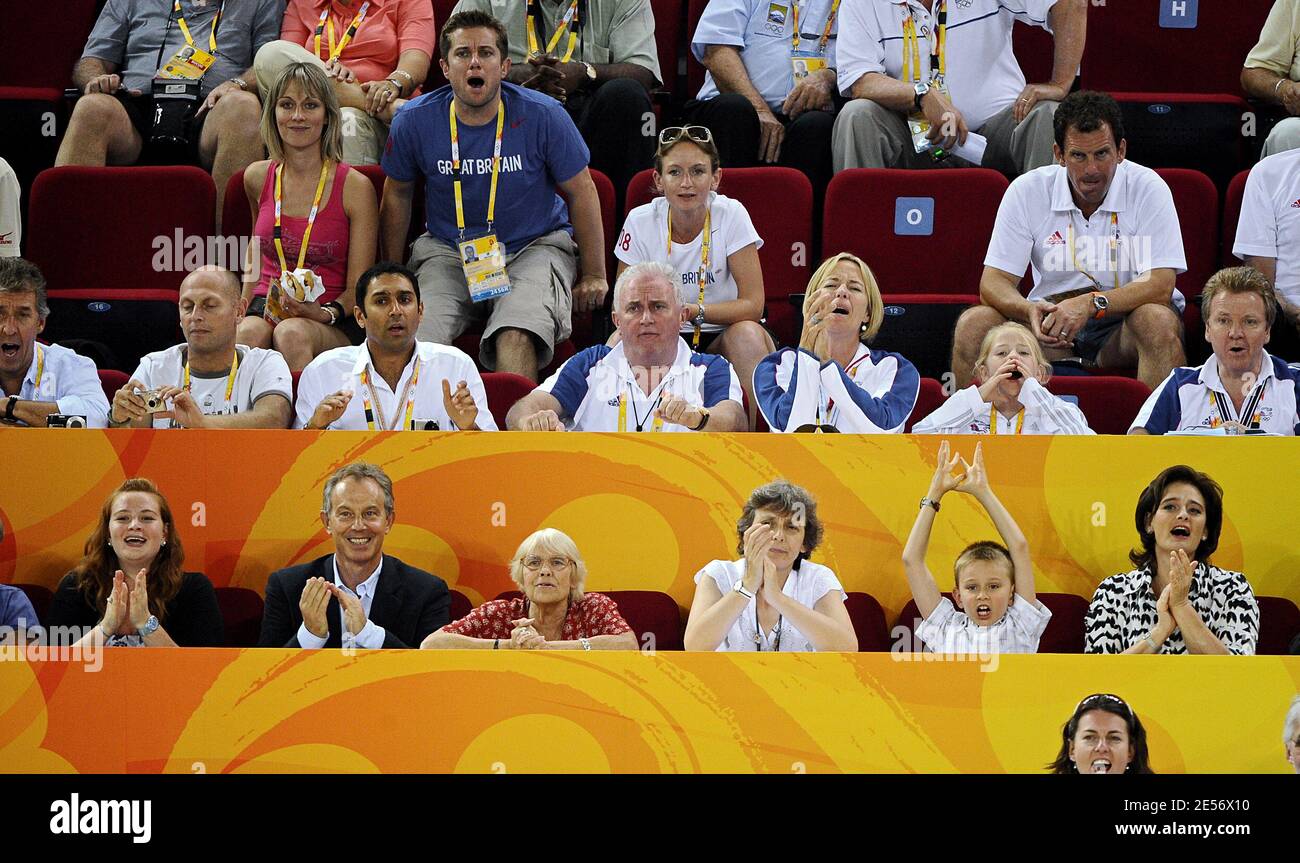 L'ancien Premier ministre Tony Blair avec sa femme Cherie, sa fille Kathryn (L), la mère de sa femme Gail Booth et son fils Leo soutiennent l'équipe cycliste britannique lors des Jeux Olympiques de Beijing en 2008, en Chine, le 19 août 2008. Photo de Gouhier-Hahn-Nebinger/ABACAPRESS.COM Banque D'Images