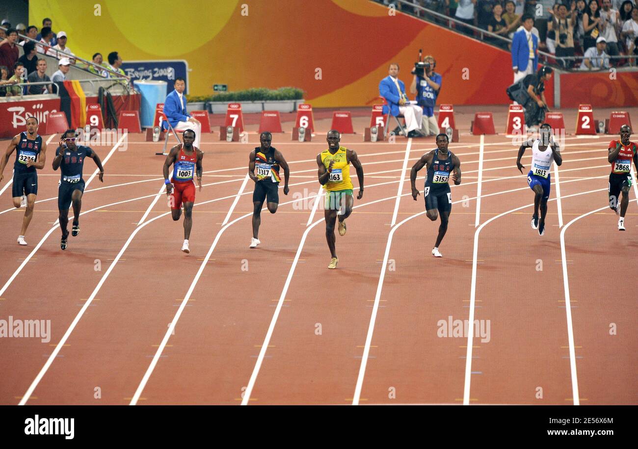 Ubain Bolt de Jamaïque réagit après avoir battu le record du monde avec un temps de 19.30 pour gagner la médaille d'or dans la finale masculine de 200m pendant l'épreuve d'athlétisme des Jeux Olympiques de Beijing 2008 le jour 12 au Stade national de Beijing, Chine le 20 août 2008. Photo de Willis Parker/Cameleon/ABACAPRESS.COM Banque D'Images