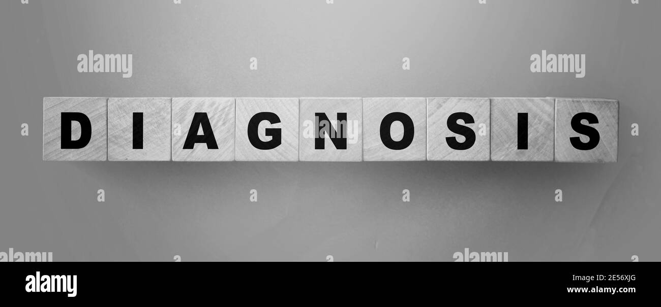 DIAGNOSTIC - mots de blocs de bois avec des lettres sur fond vert. Concept de santé, de sentiment d'inquiétude et de stress nerveux. Banque D'Images