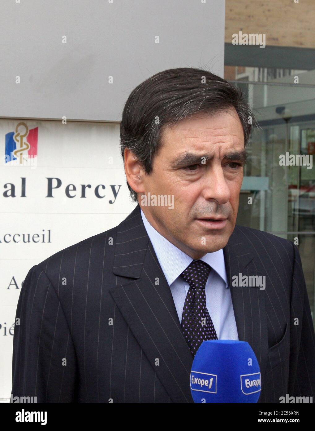 Le Premier ministre français François Fillon répond aux questions des journalistes le 20 août 2008 à l'hôpital militaire Percy de Clarmart, dans l'ouest de Paris, après avoir visité des soldats français hospitalisés après avoir été blessés lors d'affrontements avec des insurgés talibans à Kaboul, en Afghanistan, le 19 août 2008. 10 soldats français ont été tués dans l'embuscade tandis que 21 ont été blessés et raparés par avion plus tôt dans la journée. Environ 70,000 soldats internationaux - dont 40,000 avec une force dirigée par l'OTAN - se battent aux côtés des forces de sécurité afghanes contre des militants talibans dont le régime a été renversé sous la direction des États-Unis Banque D'Images