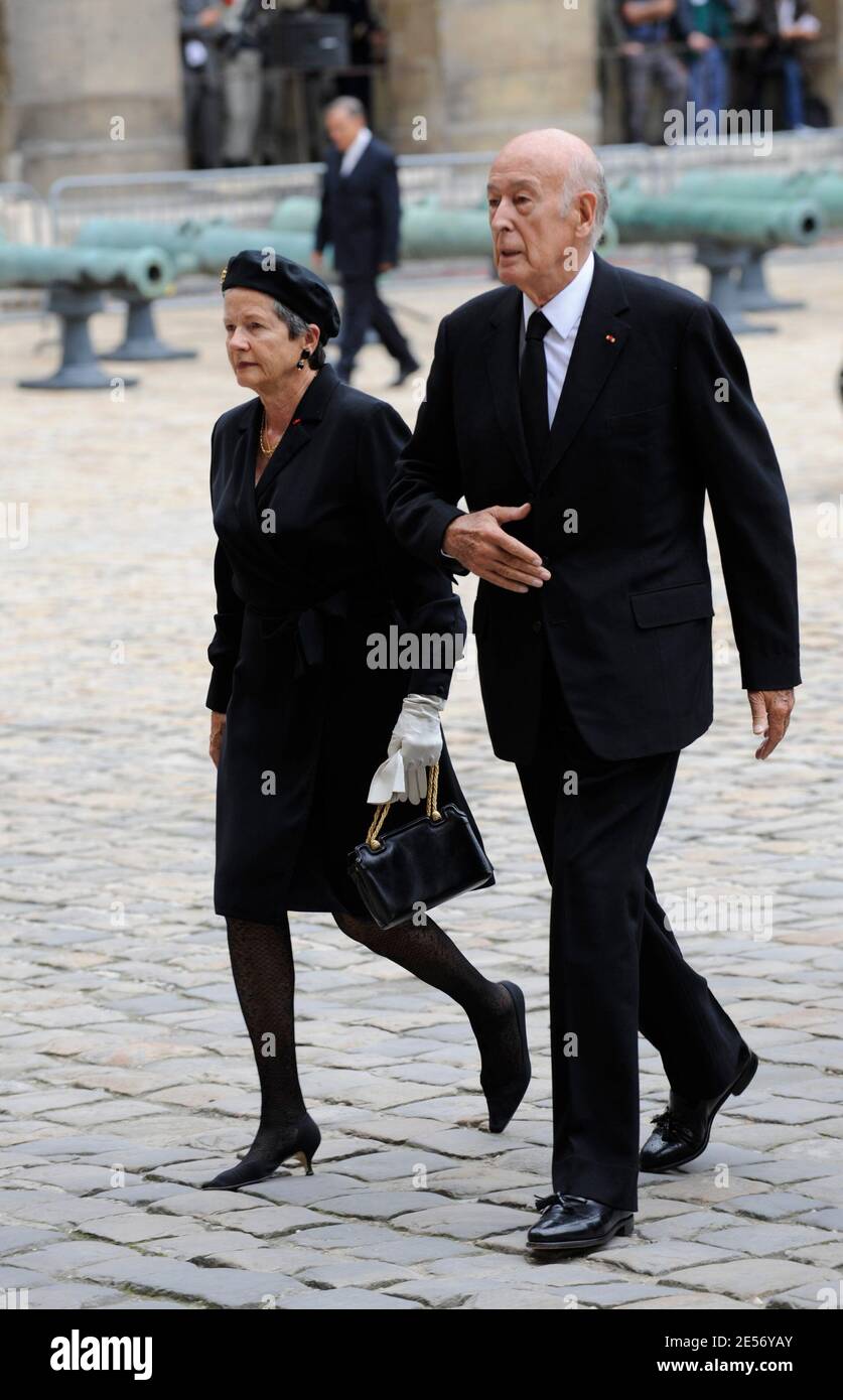 Valery Giscard d'Estaing et sa femme Anne-Aymone assistent à une cérémonie aux Invalides à Paris, en France, le 21 août 2008, pour rendre hommage aux 10 soldats français de l'OTAN en Afghanistan, tués cette semaine au cours des combats à la suite d'une embuscade talibane près de Kaboul. Photo de Guibbbbaud-Taamallah/ABACAPRESS.COM Banque D'Images