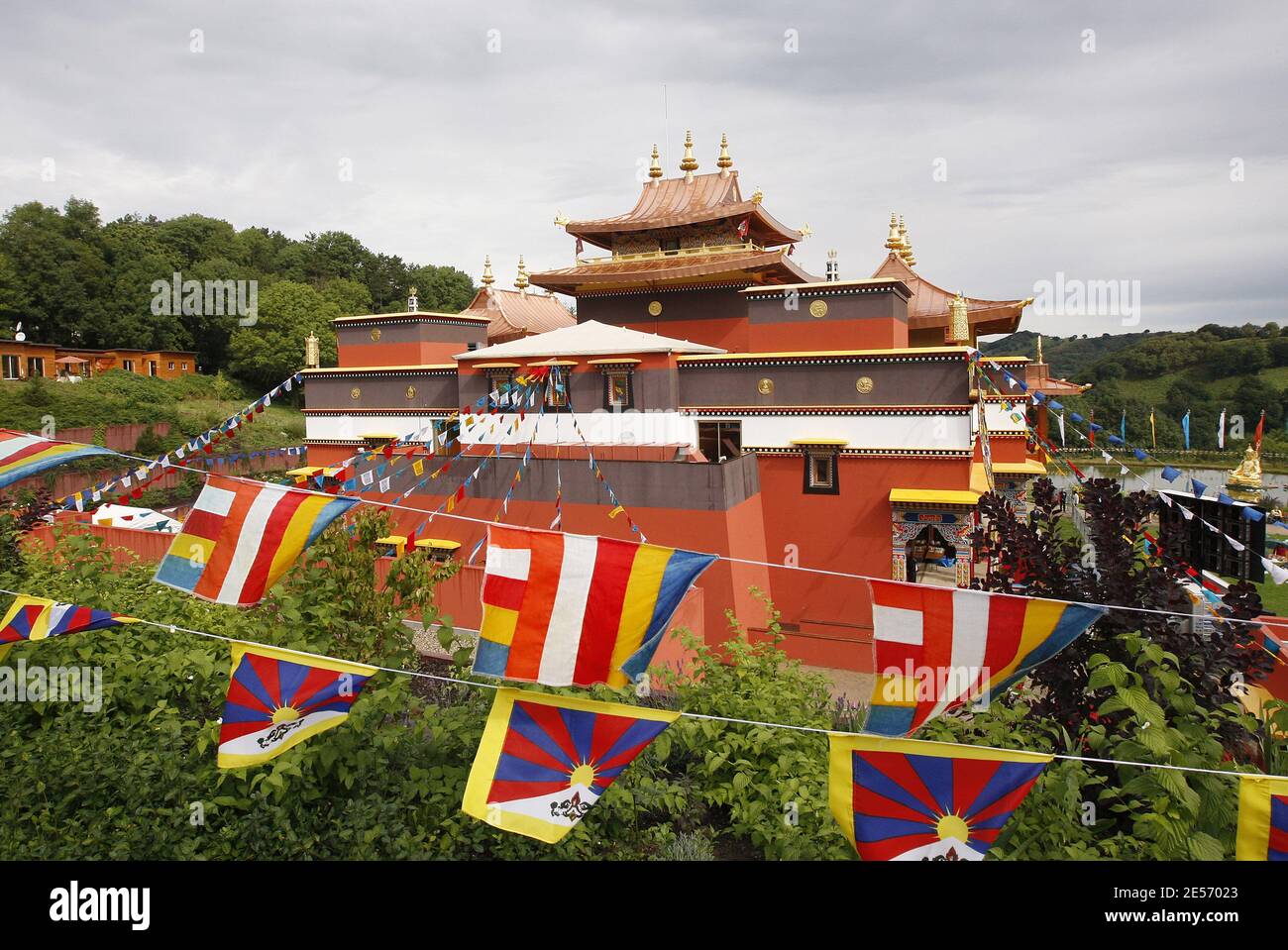 Les gens écoutent le guide spirituel tibétain exilé Dalaï Lama à l'extérieur du temple lors de l'inauguration du temple de Lérab Ling à Roqueredonde, dans le sud de la France, le 22 août 2008. Photo d'Abd Rabbo-Bernard/ABACAPRESS.COM Banque D'Images