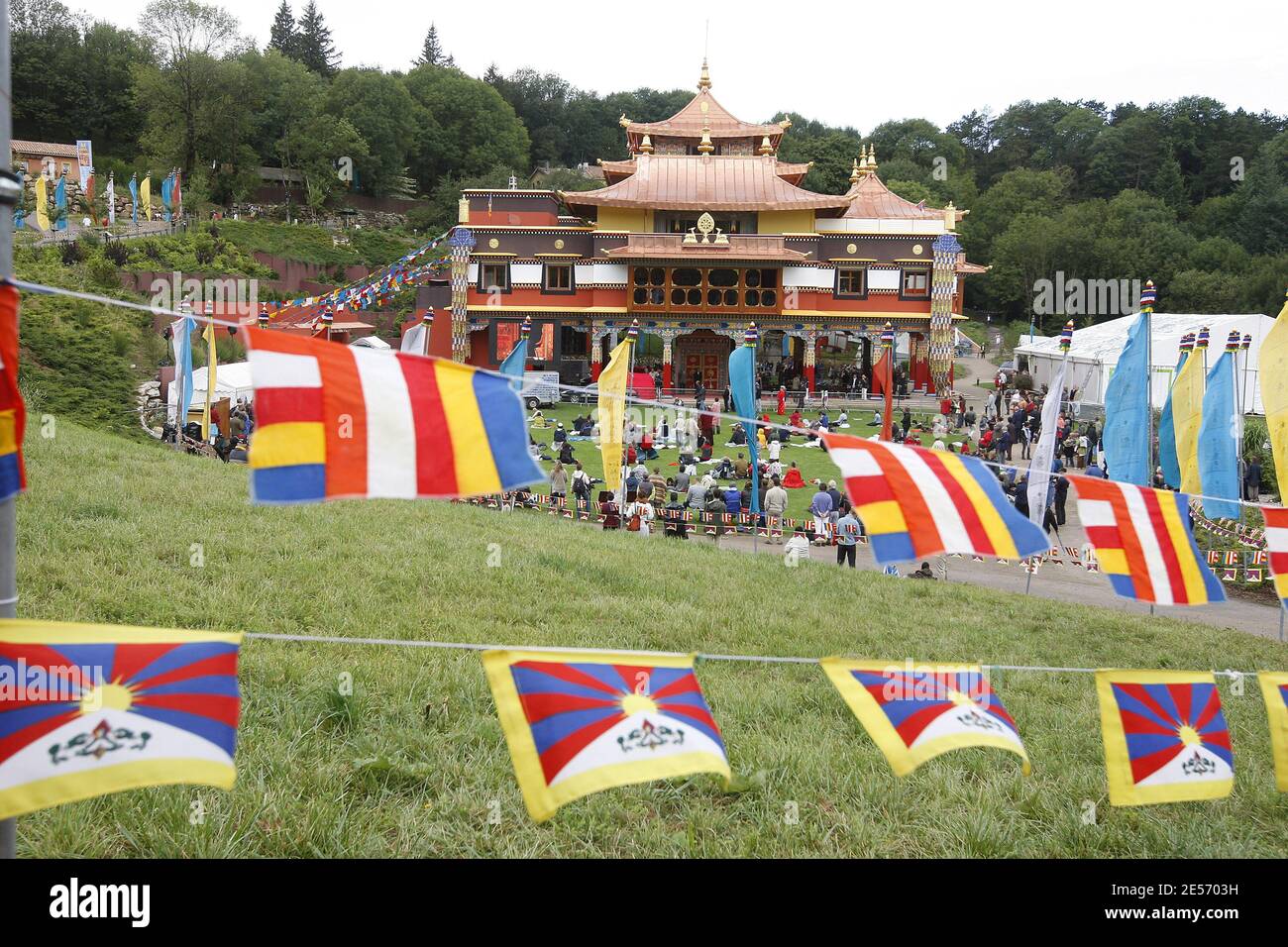 Les gens écoutent le guide spirituel tibétain exilé Dalaï Lama à l'extérieur du temple lors de l'inauguration du temple de Lérab Ling à Roqueredonde, dans le sud de la France, le 22 août 2008. Photo d'Abd Rabbo-Bernard/ABACAPRESS.COM Banque D'Images