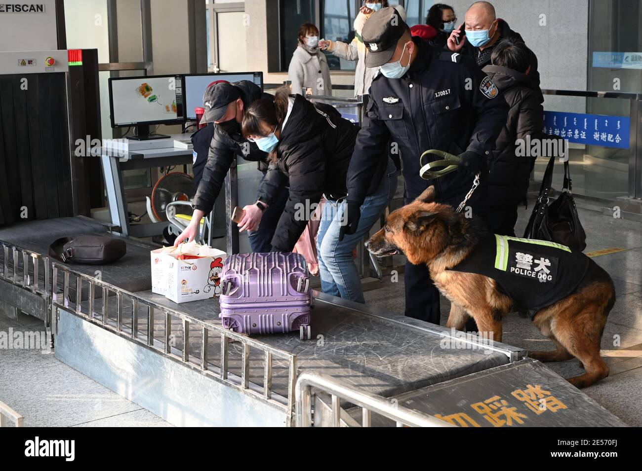 Hohhot, Chine. 25 janvier 2021. Les policiers spéciaux effectuent des patrouilles à la gare pour la saison de pointe du festival du printemps à Hohhot, en Mongolie intérieure, en Chine, le 25 janvier 2021. (Photo par Top photo/Sipa USA) crédit: SIPA USA/Alay Live News Banque D'Images